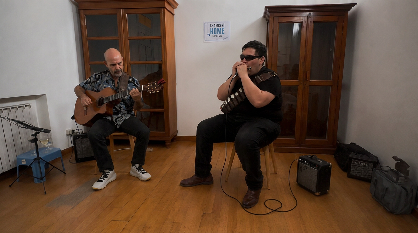 The Two Emilios — Emilio Velozo a la guitarra y Emilio García a la armónica — en un concierto en casa de Chamberí Home Concerts